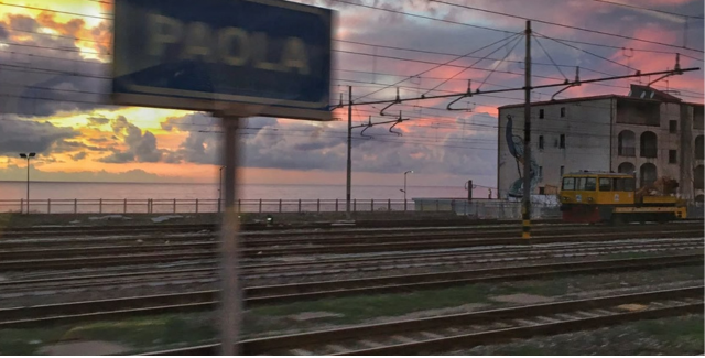 arrivo in treno a paola